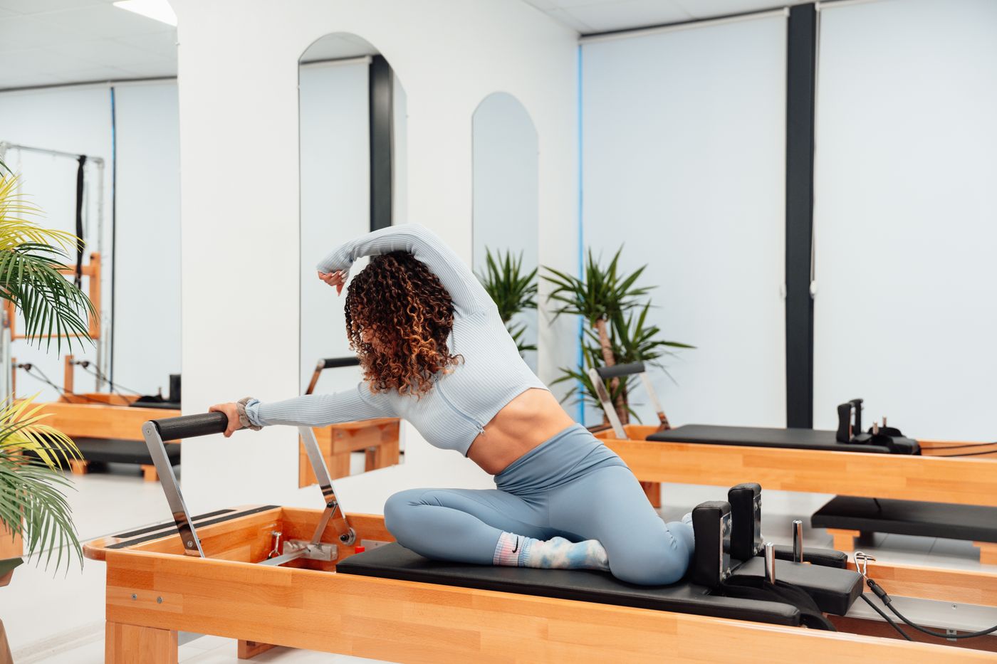 Pessoa praticando alongamento em um aparelho de pilates